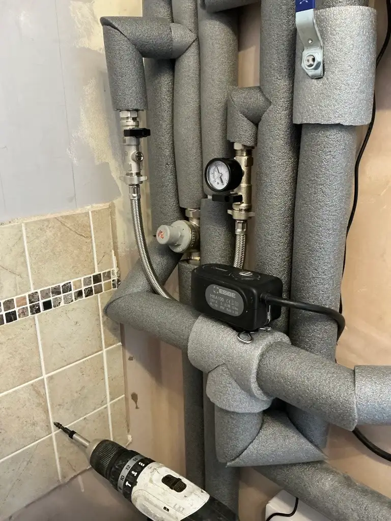 Insulated heating pipework with a diverter valve and pressure gauge