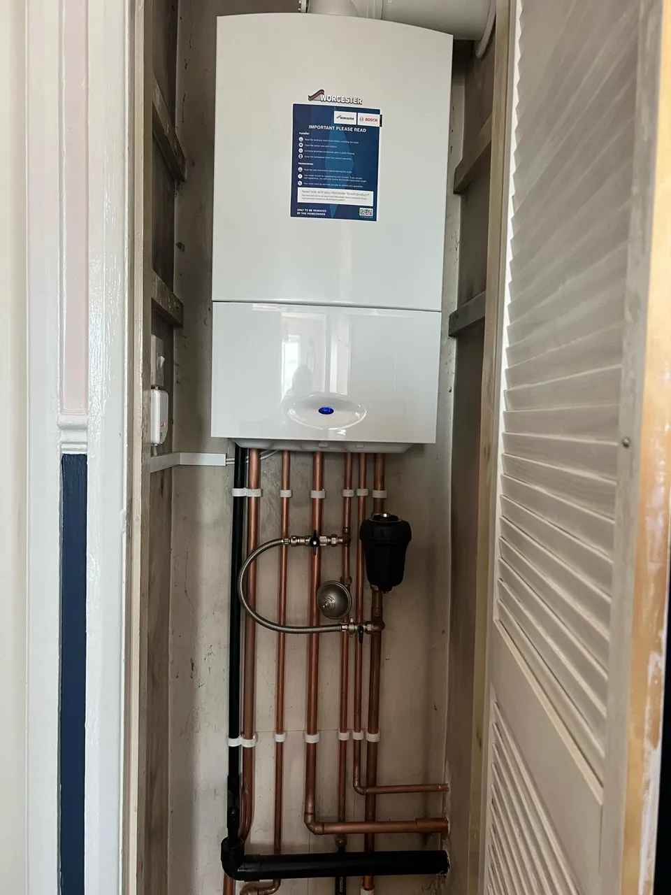 Worcester combi boiler with five service pipes and no separate hot-water cylinder